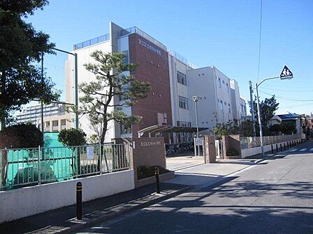 足立区立中川小学校 徒歩8分。 620m