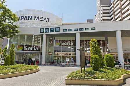 ジャパンミート卸売市場王子店 徒歩9分。 680m