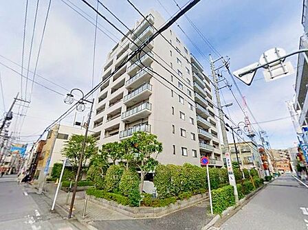 陽光を浴び照らされた美しい煌めきのフォルムが、周りの風景に馴染みながらも存在感を際立たせております。もちろん、その中にもどこか優しさを感じさせるカラーを採用し、住まう人を優しく包み込みます。