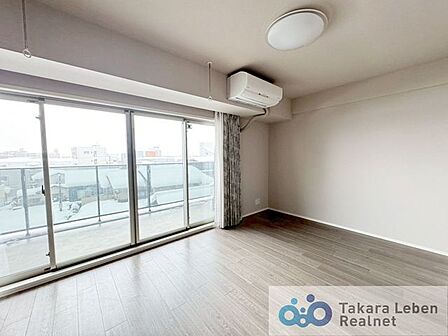 家族だけのプライベートタイムを心地よく過ごせる、約16.2帖のリビング空間。住まう方のライフスタイルを尊重し、オンリーワンの空間を創り出します。