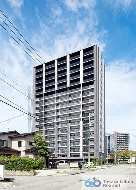 JR北陸新幹線「金沢」駅まで徒歩16分。洗練されたフォルムと柔らかな印象を併せ持つ外観デザイン。街並みに自然と溶け込みながら、居住者様を優しく迎え入れます。