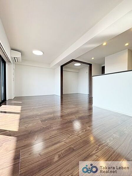 家族が集まる場所だからこそ、採光と通風を確保した心地よいリビングとなっております。自然と家族皆が揃い、笑顔が溢れる場となりそうです。