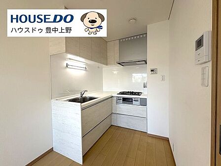 コンパクトながら機能的なL型キッチンは動線が良く、吊戸棚付きで収納も確保。使い勝手の良いレイアウトで、毎日の調理がスムーズに進みます。