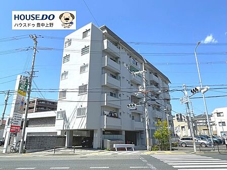 国道171号線沿いに位置する当マンションは、阪急箕面線「桜井」駅徒歩5分!お車でも徒歩でも移動しやすい立地です♪エレベーター完備♪