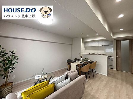 【LDK】東向きの柔らかな光が差し込むリビングは隣の5.9帖洋室とつなげて使うことで、心地よい広がりが生まれます。生活スタイルに合わせて開放的にも個室にもできる、使い勝手の良い間取りが魅力です。