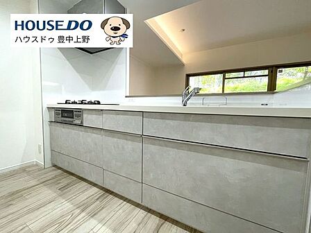 使い勝手の良いカウンターキッチンを採用し、食洗機・浄水器も備えた充実設備。家事効率が上がり、毎日の調理が快適になるキッチンです。