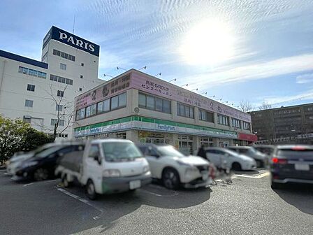 ファミリーマート 箕面船場店 580m