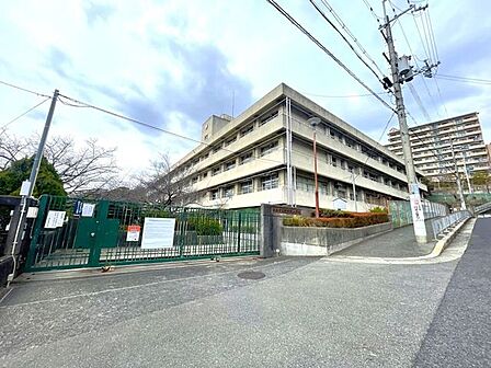 箕面市立萱野北小学校 920m