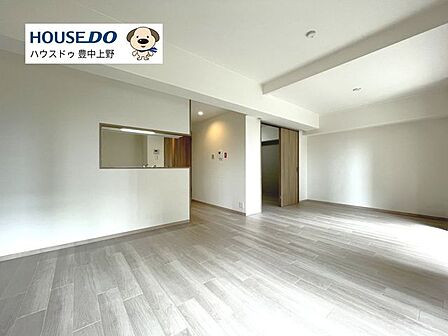 【LDK】約18.0帖のLDKは南西向きにつき陽当り良好!清潔感溢れる優しい木目調で、お好みの家具が映えるお部屋です♪