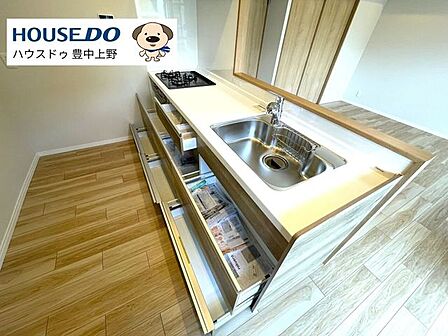 木目調の温かみが魅力のリノベ済住戸。吊戸棚なしで開放感のあるカウンターキッチンは、収納たっぷりで使い勝手も良好。
