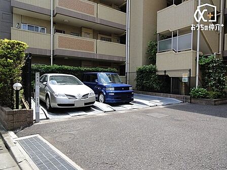 カースペースの様子です。前面道路は交通量も少なく、お車の出し入れも安心してスムーズに行えます。