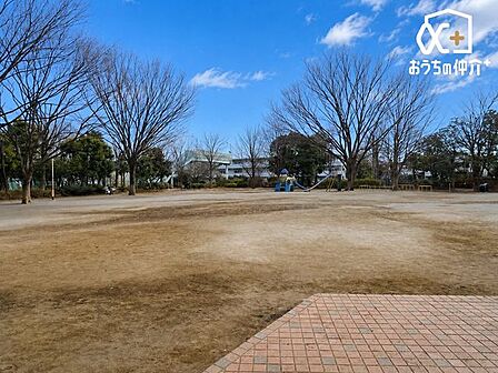 東部公園 徒歩11分。 880m