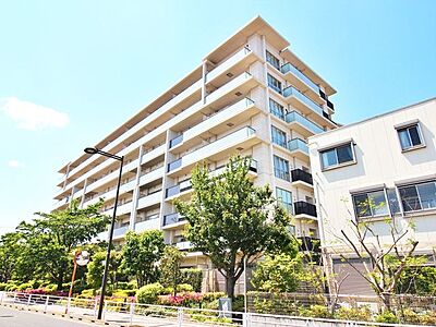 外観:明るい陽射しの入るリビングは、ゆったりとした時間を過ごす場所。家族の日常が刻まれる、大切な空間です。床暖房付きで冬も快適に過ごせます。 外観:明るい陽射しの入るリビングは、ゆったりとした時間を過ごす場所。家族の日常が刻まれる、大切な空間です。床暖房付きで冬も快適に過ごせます。