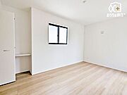 寝室におすすめな7帖洋室！バルコニーに面した明るいお部屋で開放感もあります。