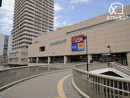 ゆめりあフェンテ 徒歩5分。大泉学園駅南口バスロータリー隣接の駅前ショッピング施設。駐車場は2か所あり合計280台収容可能 400m