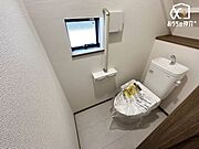 1階温水便座付きトイレの様子。小窓を空ける事で換気もしやすく、明るいトイレです！