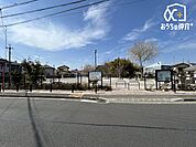 松戸橋公園 徒歩8分。秋津駅と新秋津駅の近くにあり、ブランコや滑り台、鉄棒などの遊具がある公園です 600m