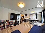 二面採光で明るいリビングルームです