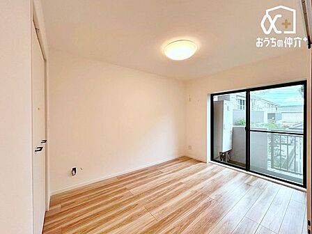 主寝室として使えそうなお部屋です。広めの作りと収納。バルコニーに面し、開放感たっぷりなプライベート空間です。
