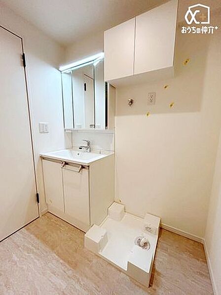 散らかりがちな洗面室のリネンや小物も、スッキリまとめて収納できます!大きな収納があるのはうれしいですね!