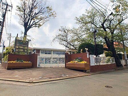 ふじみ幼稚園 徒歩2分。子どもたちの心の育みを行い、茶道、プール、体操、音楽、英語など充実したカリキュラム 120m