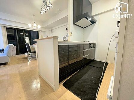~Kitchen~カウンターキッチン 奥様目線のお料理空間。カウンターキッチン。家事をしながらもお子様から目を離さない。朝はご主人様と談笑する。カウンターキッチンだからこそ可能な日常です。