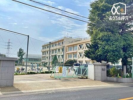 所沢市立西富小学校 徒歩13分。敷地も広く、お子様が伸び伸びと過ごす事が出来ます! 970m