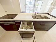 ～Kitchen～食器洗浄乾燥機完備のシステムキッチン採用！実は節水にも繋がる優れものです。高温で洗浄するので汚れもしっかり落とせます