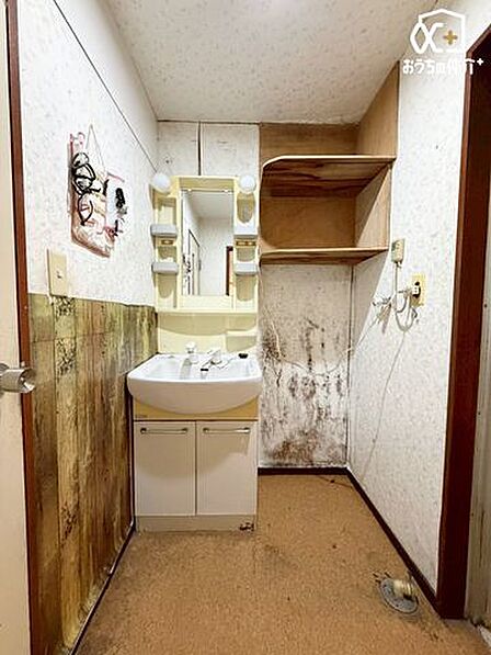 清潔感のある洗面所は、シンプルでありながら機能的なデザインが特徴。広めのスペースと収納も充実しており、毎日の身支度やお手入れがスムーズに行えます。