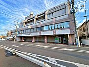 イオンショッピング《そよら入曽駅前》まで徒歩2分の立地。毎日のお買い物に大変便利！