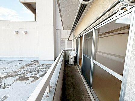 シンプルな設計で、掃除やメンテナンスも手間いらずな快適バルコニーです。