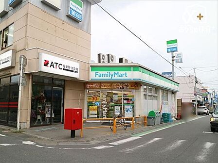 徒歩2分。【ファミリーマート入曽駅前店】営業時間 6時30分~23時30分 130m