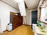 寝室：日差しがやわらかく差し込む主寝室。落ち着いた木目と白壁が心地よく、収納充実。ベッドやデスクも置ける広さで、静かな時間を育む一室。朝は爽やかな風が通り、夜はゆったり休息できます。
