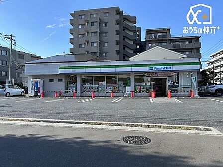 ファミリーマート北秋津店 徒歩4分。24時間営業なので、急なお買い物にも便利です。飲食物や軽い日用品を販売しております。駐車場有 270m