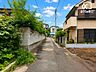 その他：【前面道路】平坦地で快適なアプローチ。ベビーカーやキャリーバッグでも歩きやすい道並み。