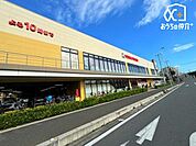 ヨークフーズ所沢花園店 徒歩2分。品揃え豊富なスーパーマーケットでございます。近隣の方々でいつも賑わっております。駐車場も広いです。 160m