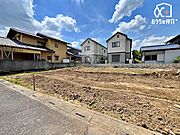 周囲に高い建物もなく開放的な立地です。