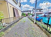 玄関が側からの様子。縦列で2台が余裕で駐車できます。
