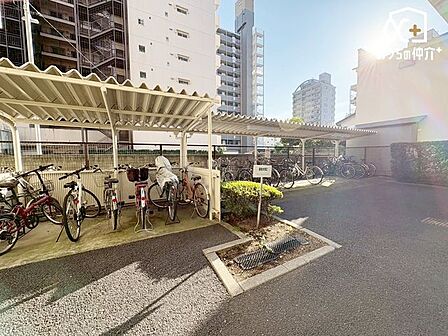 敷地内駐輪スペースの様子です。雨から自転車を守ってくれる屋根付きの駐輪スペースです。