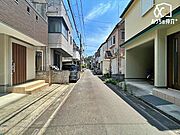 車通りの少ない落ち着いた環境。お車の出し入れも落ち着いてできる、ゆったりとした環境です。現地にて是非環境をお確かめください。