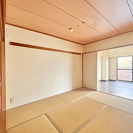 押入付きの和室は客間やお子様の遊び場にも便利。畳ならではの落ち着きある空間。※残置物処理の為、AI加工しています。