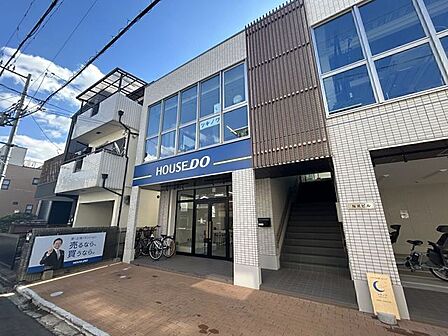JR茨木駅から徒歩3分の立地にございます◎駐車スペースございますのでお車でお越し頂いても大丈夫です♪