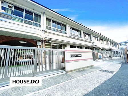 認定こども園「沢池幼稚園」受入年齢は、3歳~5歳です。年間行事として、プール遊び・運動会・作品展・生活発表会などが開催されています。 1100m