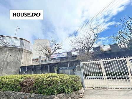 沢池小学校1976年開校の小学校です。HPでは、学校便り・年間行事予定表が公開されています。 1470m