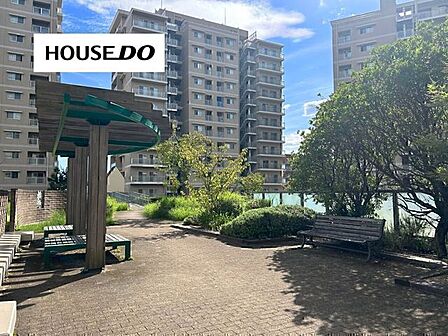 敷地内には緑豊かな植栽と共用広場が広がり、小さなお子様のいるご家庭にも嬉しい住環境。