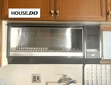 キッチン上部にも収納を確保。調理器具や食器類をすっきり整理でき、使い勝手良好です。