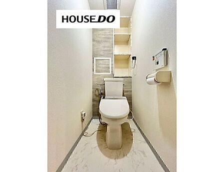 上部収納付きでトイレットペーパーや掃除用品もすっきり収納可能。