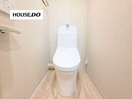 シンプルで清潔感のあるトイレ空間。お手入れもしやすく、毎日快適にお使いいただけます。
