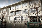 小学校「岡山市立牧石小学校まで3950ｍ」