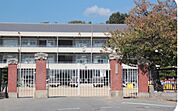 小学校「早島町立早島小学校まで1937ｍ」
